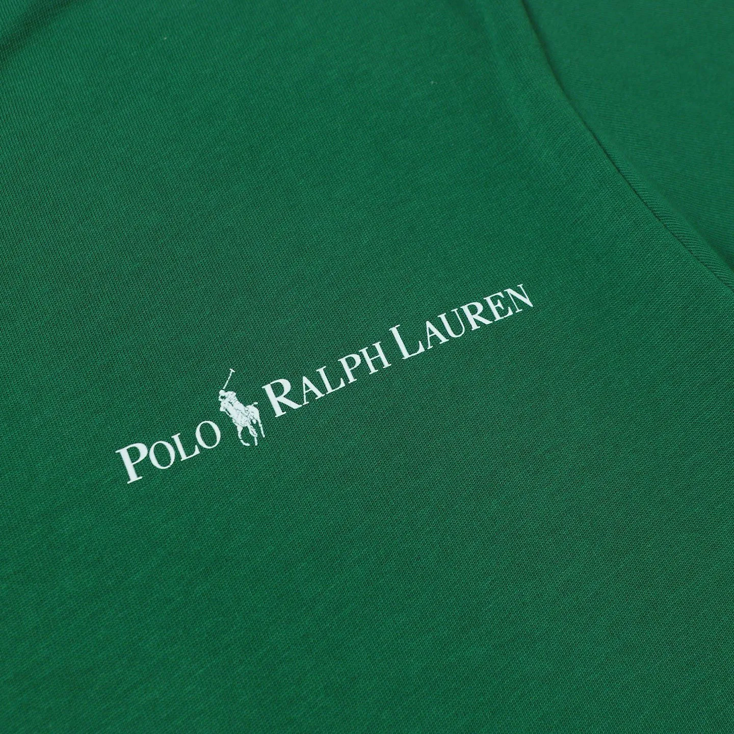 P126 Style number: 505 Ralph Lauren/Ralph Lauren 25ss new summer silicone Polo embossed round neck T-shirt. The main logo on the neck has a QR code mark, which can be scanned for verification. The 3D silicone three-dimensional English letter logo is embossed to distinguish low-quality products on the market. 32 counts, 240g hydrophilic toner, 100% cotton fabric, comfortable and soft, highly breathable, focusing on high-end cost-effectiveness, needless to say good quality. Available in a variety of colors, both boys and girls can try this genderless style, giving them a yuppie tone in no time. Immerse yourself in your leisurely style, and have your own style in retro. Natural, vivid and very French romantic feelings, perfectly integrating youthful atmosphere and trend. Color: white, black, navy blue, dark green Size: S-xL S Shoulder width 44 Bust 104 Sleeve length 23 Clothing length 72 M Shoulder width 45 Bust 108 Sleeve length 24 Clothing length 74 L Shoulder width 46 Bust 112 Sleeve length 25 Clothing length 76 xL Shoulder width 47 Bust 116 Sleeve length 26 Clothing length 78
